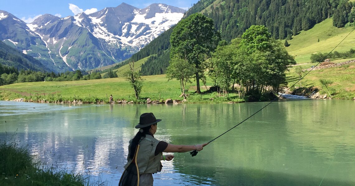 Frau angelt an einem Fluss vor der Kulisse des Großglockners. | © Tourismusverband BRUCK FUSCH | GROSSGLOCKNER