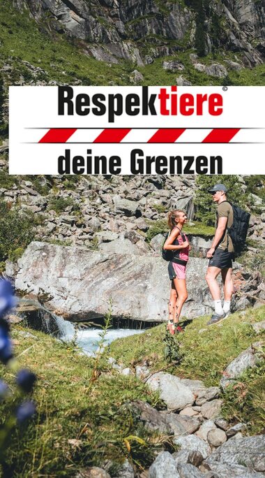 Zwei Wanderer in den Bergen mit dem Slogan „Respektiere deine Grenzen“. | © Daniel Kogler
